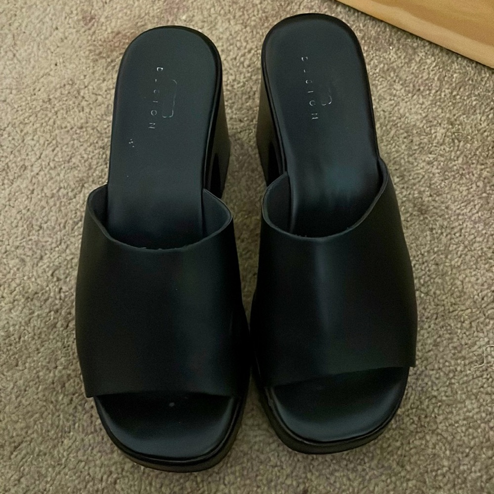Black faux leather platform sandals. Size 37 (4)